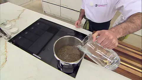Pon las lentejas en una olla rápida Pon las lentejas en una olla rápida