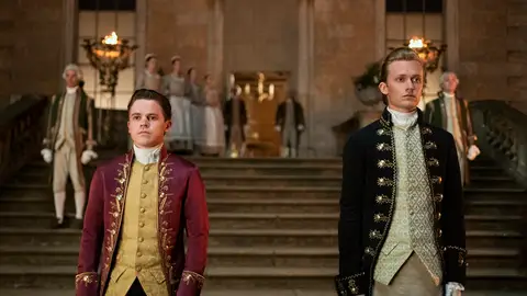 Brimsley y Reynolds en 'Queen Charlotte' Brimsley y Reynolds en 'Queen Charlotte'