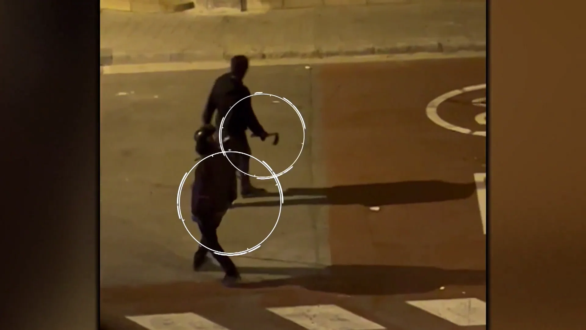 Uno de los okupas con un hacha en la mano Uno de los okupas con un hacha en la mano