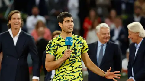 Carlos Alcaraz, sonriente en su discurso a la Caja Mágica tras ganar en Madrid Carlos Alcaraz, sonriente en su discurso a la Caja Mágica tras ganar en Madrid