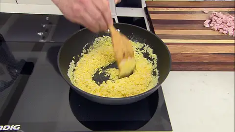 Incorpora el arroz y remueve los ingredientes Incorpora el arroz y remueve los ingredientes