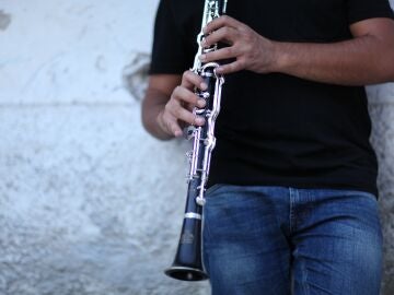 Un hombre tocando el clarinete