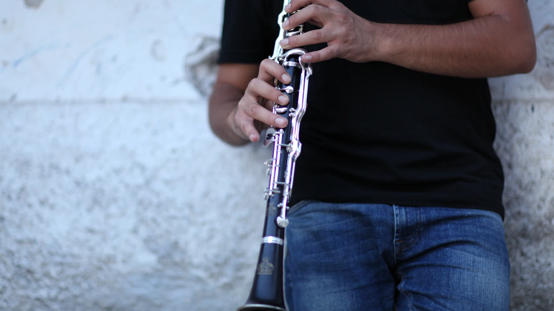 Un hombre tocando el clarinete