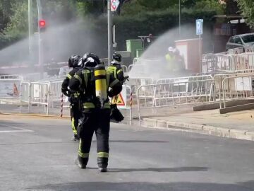 Los bomberos tratan de controlar un escape de gas en una calle de Usera (Madrid)