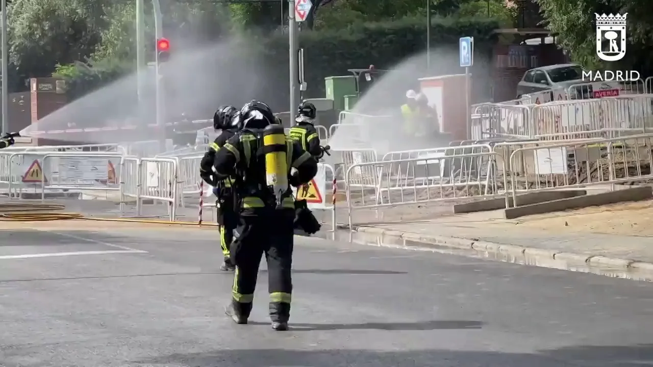 Los bomberos tratan de controlar un escape de gas en una calle de Usera (Madrid) Los bomberos tratan de controlar un escape de gas en una calle de Usera (Madrid)