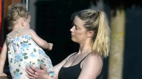 Amber Heard en el parque con su hija Amber Heard en el parque con su hija