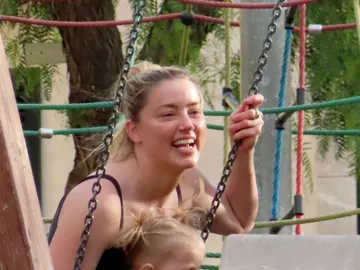 Amber Heard en el parque con su hija Amber Heard en el parque con su hija