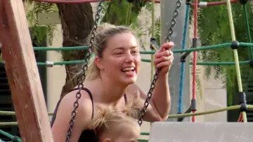 Amber Heard en el parque con su hija