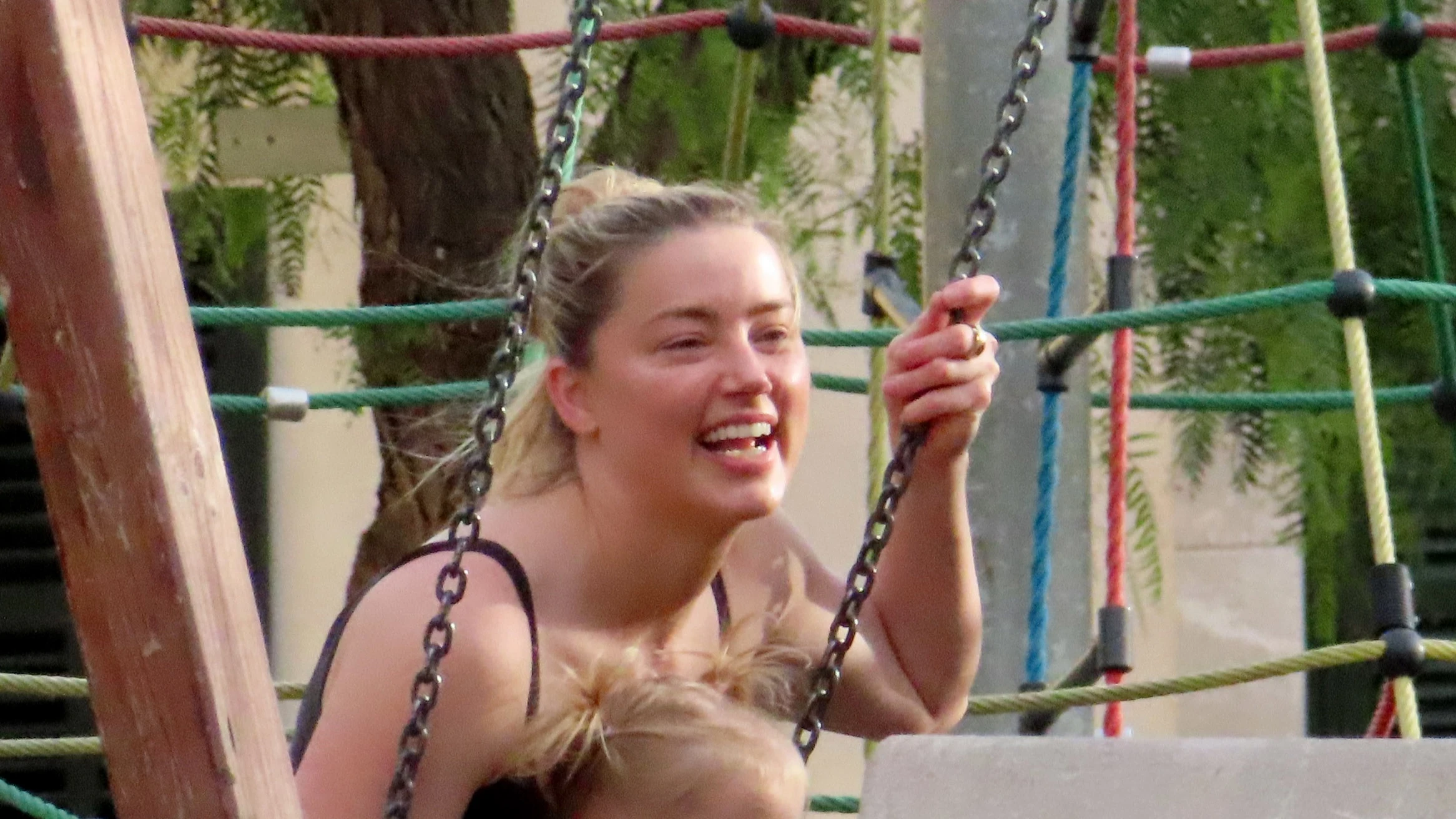 Amber Heard en el parque con su hija
