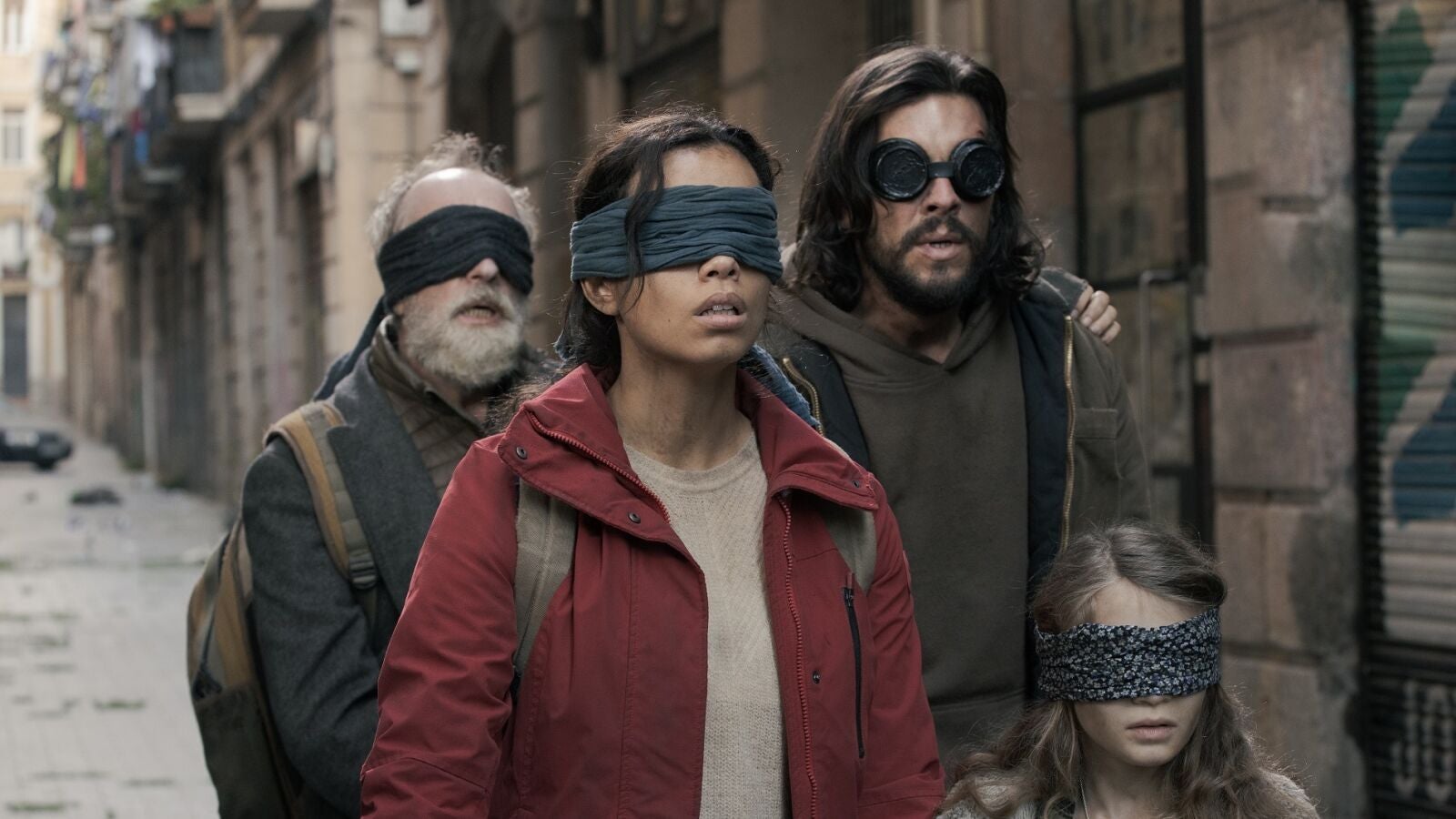 Mario Casas coge el relevo a Sandra Bullock y se convierte en nuestro Pedro Pascal en el avance de la apocalíptica 'Bird Box Barcelona'