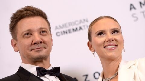 Jeremy Renner y Scarlett Johansson