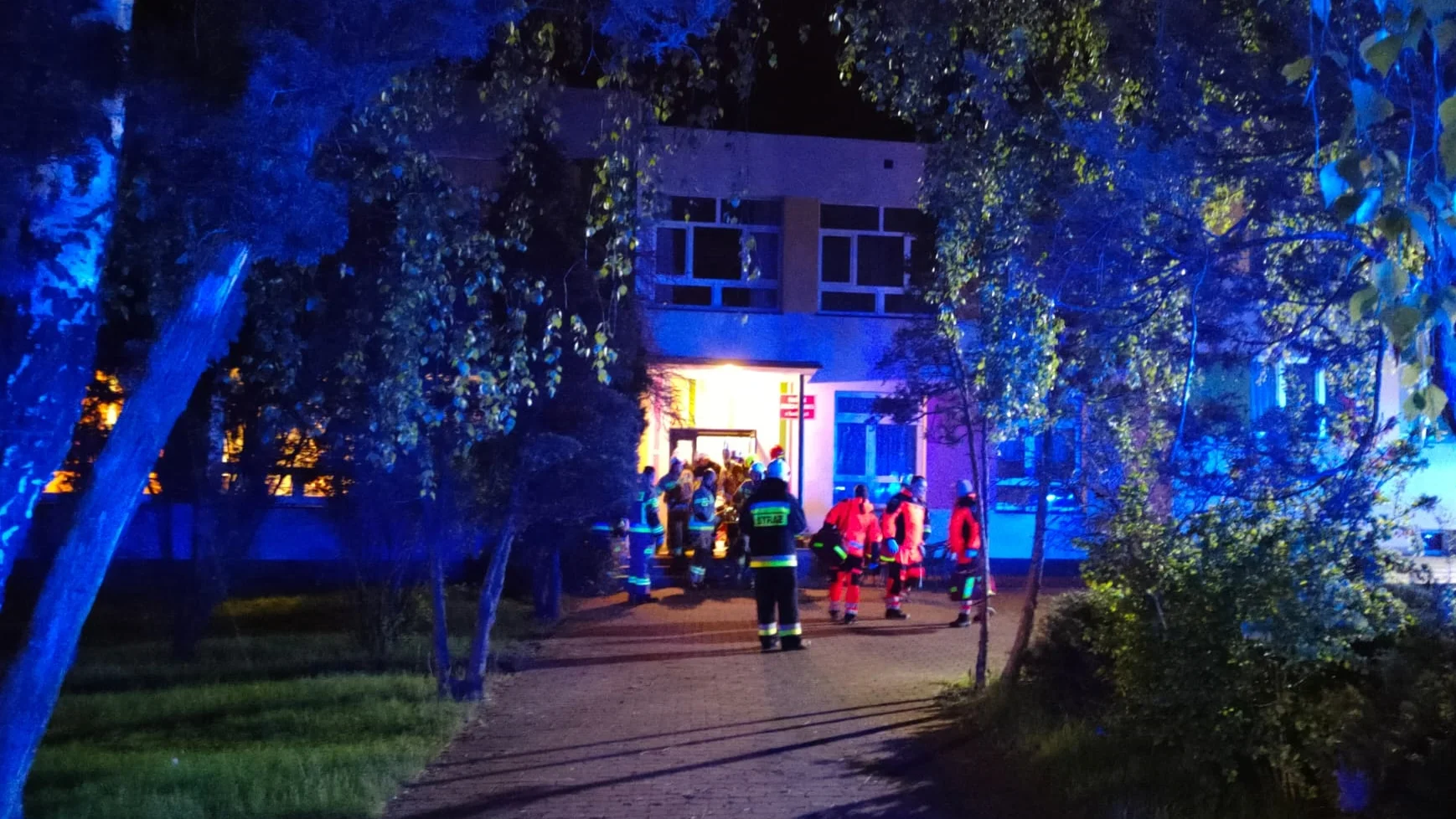 Polic&iacute;a y sanitarios en el orfanato poco despu&eacute;s del crimen