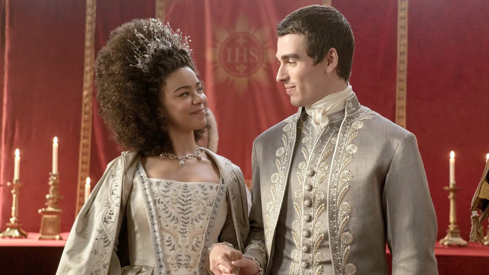 India Amarteifio y Corey Mylchreest en la serie 'Queen Charlotte: una historia de Bridgerton'
