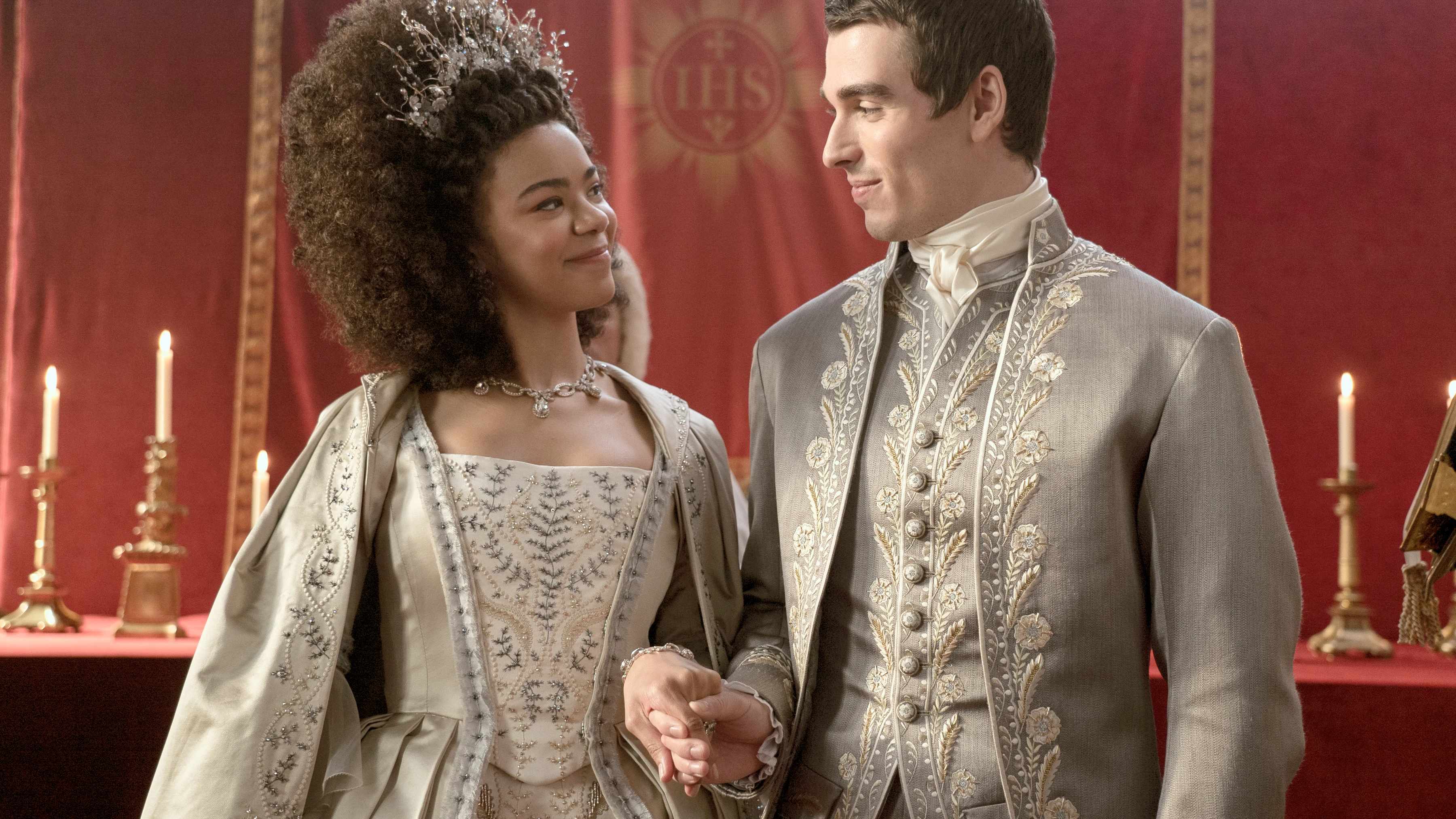India Amarteifio y Corey Mylchreest en la serie 'Queen Charlotte: una historia de Bridgerton' India Amarteifio y Corey Mylchreest en la serie 'Queen Charlotte: una historia de Bridgerton'
