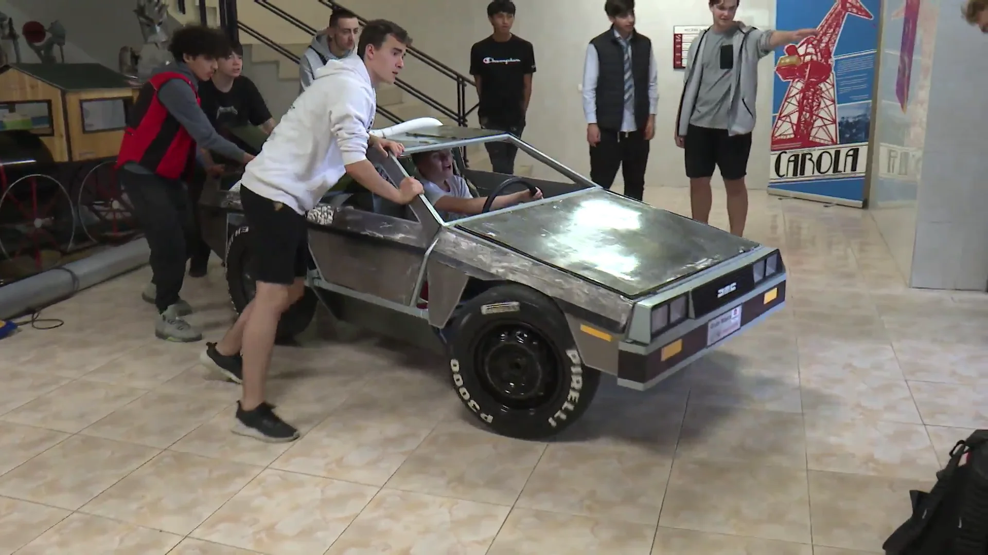 Alumnos de FP fabrican una versión del 'Delorean' Alumnos de FP fabrican una versión del 'Delorean'
