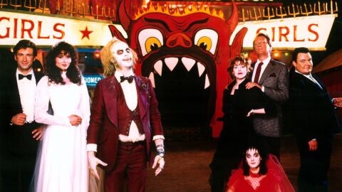 Alec Baldwin, Geena Davis, Michael Keaton, Winona Ryder, Catherine O'Hara, Jeffrey Jones y Glenn Shadix en 'Beetlejuice'