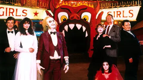 Alec Baldwin, Geena Davis, Michael Keaton, Winona Ryder, Catherine O'Hara, Jeffrey Jones y Glenn Shadix en 'Beetlejuice' Alec Baldwin, Geena Davis, Michael Keaton, Winona Ryder, Catherine O'Hara, Jeffrey Jones y Glenn Shadix en 'Beetlejuice'