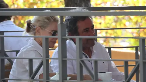 Belén Rueda junto a un amigo en una terraza Belén Rueda junto a un amigo en una terraza