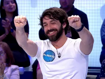 El beso de Alberto Amarilla al seguidor más longevo de ‘Pasapalabra’: “Tiene 104 años” El beso de Alberto Amarilla al seguidor más longevo de ‘Pasapalabra’: “Tiene 104 años”