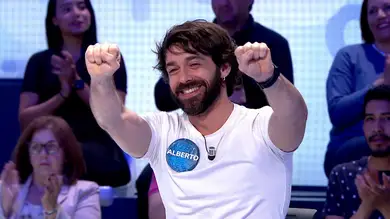 El beso de Alberto Amarilla al seguidor más longevo de ‘Pasapalabra’: “Tiene 104 años” El beso de Alberto Amarilla al seguidor más longevo de ‘Pasapalabra’: “Tiene 104 años”