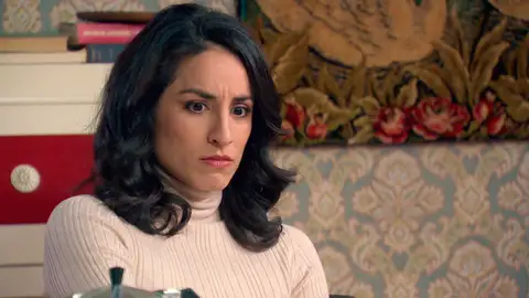 Capítulo de hoy de ‘Amar es para siempre’; 10 de mayo de 2023: quitarse la venda de los ojos Advirtiéndole sobre la complicada postura en la que se encuentra su atelier, Alberto ha puesto a Andrea contra las cuerdas. El joven ha utilizado el taller de la diseñadora para llevar a cabo sucios negocios y, si separan sus destinos, él mismo se encargará de que la investiguen por blanqueo de capitales. Joseba ha vuelto a reunirse con el jefe superior de policía para pedirle, esta vez, un favor: necesita que encuentre a Nieves. Para ganarse su confianza, Luján ha aceptado y, además, conoce perfectamente a la prima de Manolita, por lo que ha sido un favor bien fácil. Sabino ha admitido que se llama Enrique y no es el padre de Hugo. Esta noticia ha enfadado mucho al exfutbolista al sentirse estafado. Ahora, Nieves le ha propuesto a su prima comprar su parte y, al saber que tiene ese dinero disponible y no se lo quiere prestar, Manolita se ha enfadado mucho. Así, Manolita se ha dado cuenta de que su prima quiere quedarse con el negocio y es una arpía.