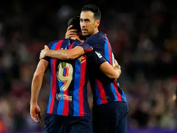 Sergio Busquets abraza a Lewandowski en un partido del Barcelona Sergio Busquets abraza a Lewandowski en un partido del Barcelona