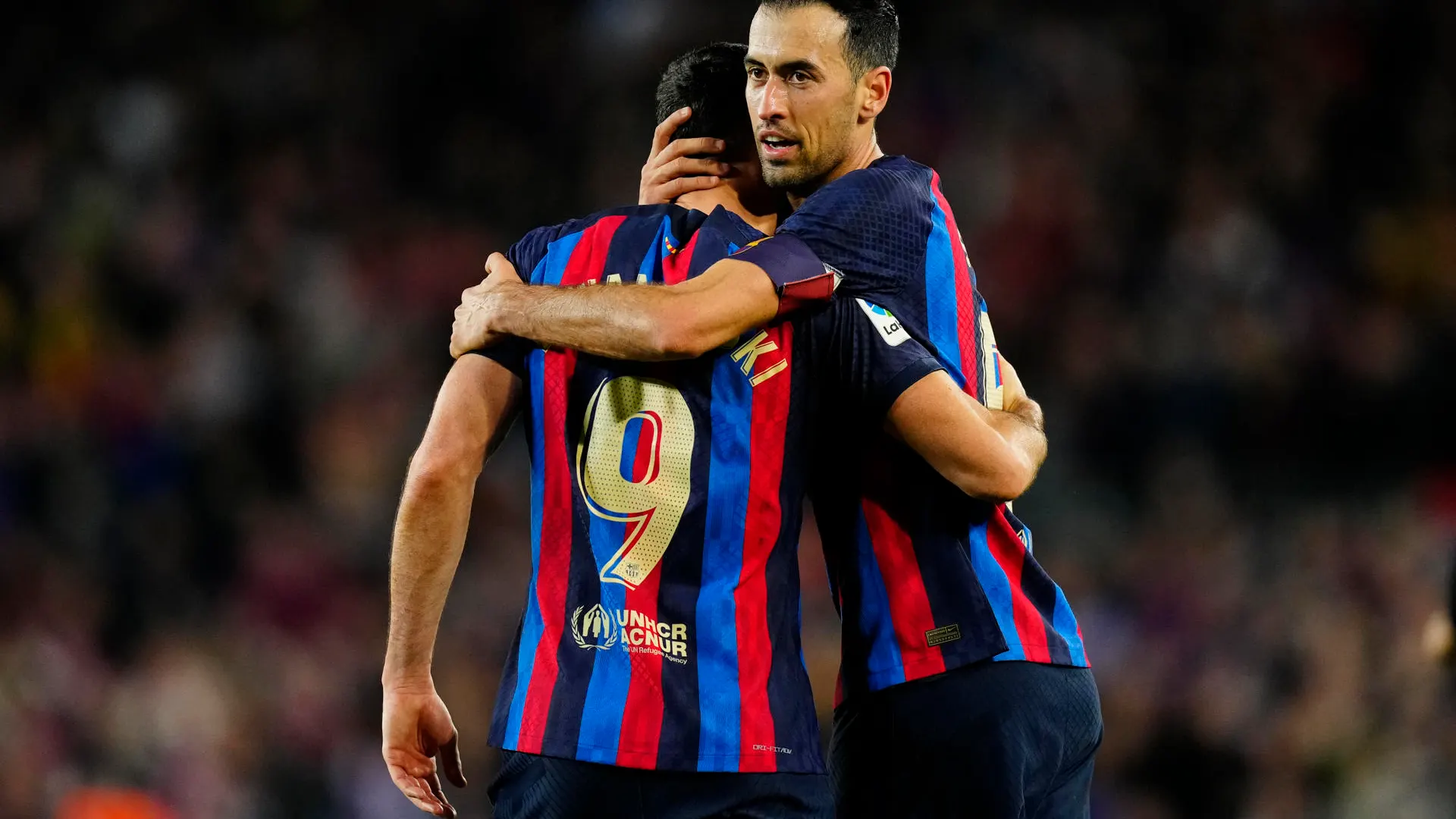 Sergio Busquets abraza a Lewandowski en un partido del Barcelona Sergio Busquets abraza a Lewandowski en un partido del Barcelona