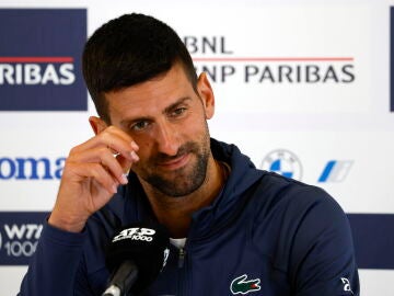 Novak Djokovic atiende a la prensa en Roma