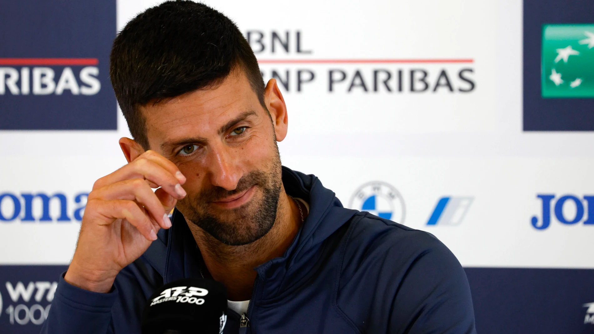 Novak Djokovic atiende a la prensa en Roma