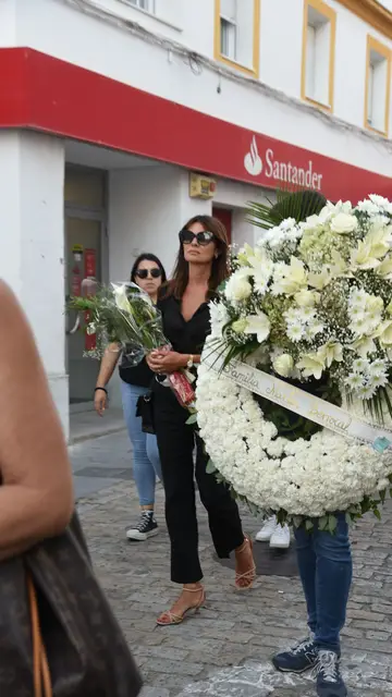 María José Suárez, con un ramo de flores María José Suárez, con un ramo de flores