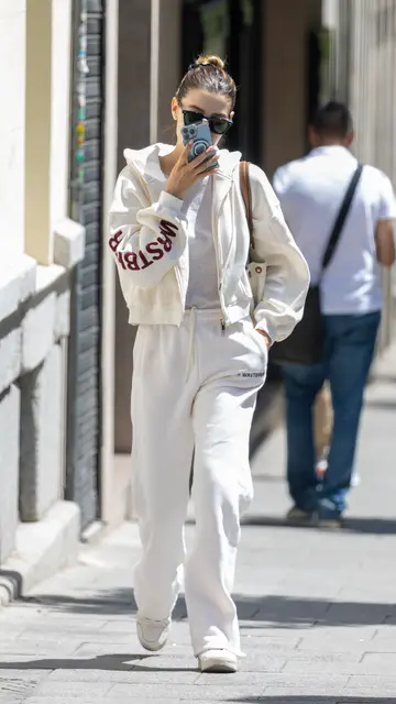 Michelle Salas con su teléfono Michelle Salas con su teléfono