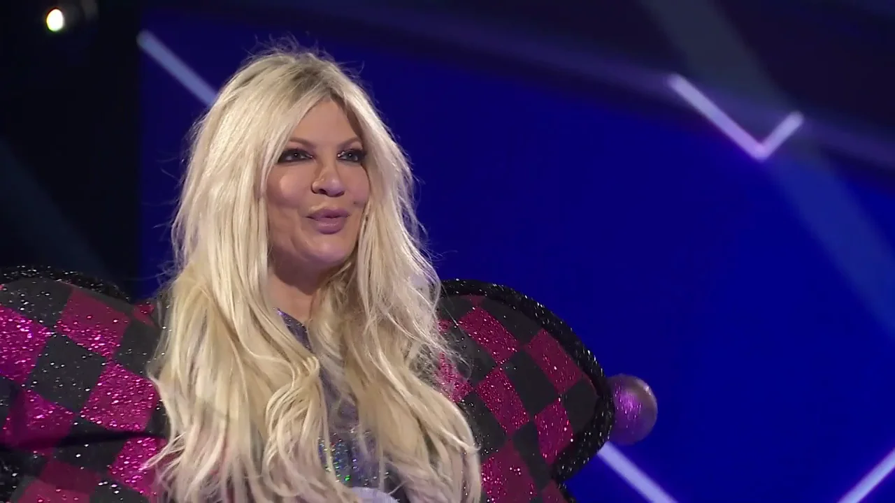 Tori Spelling se escondía bajo el Arlequín de 'Mask Singer': ¡No te pierdas su desenmascaramiento!