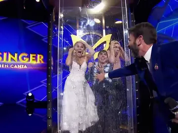 ¡Primer castigo! Javier Calvo y Ana Obregón sufren la cara más perversa de 'Mask Singer' ¡Primer castigo! Javier Calvo y Ana Obregón sufren la cara más perversa de 'Mask Singer'