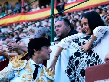 Su fondo de pantalla o el ritual previo a la corrida de Roca Rey: analizamos a Victoria Federica en Las Ventas Su fondo de pantalla o el ritual previo a la corrida de Roca Rey: analizamos a Victoria Federica en Las Ventas