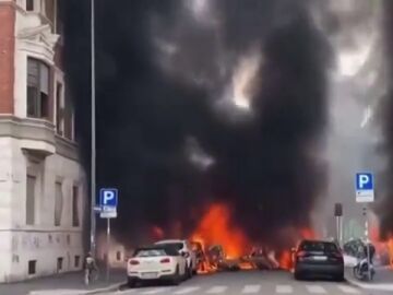 Al menos un herido y varios coches ardiendo tras la explosión de un camión en Milán, Italia