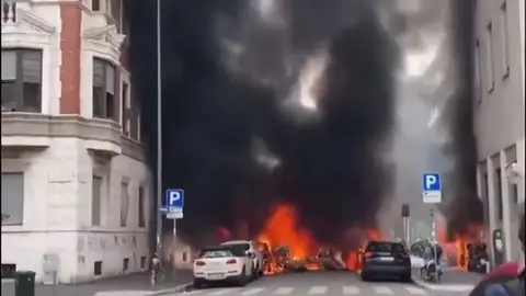Al menos un herido y varios coches ardiendo tras la explosión de un camión en Milán, Italia Al menos un herido y varios coches ardiendo tras la explosión de un camión en Milán, Italia