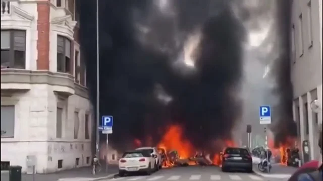 Al menos un herido y varios coches ardiendo tras la explosión de un camión en Milán, Italia Al menos un herido y varios coches ardiendo tras la explosión de un camión en Milán, Italia