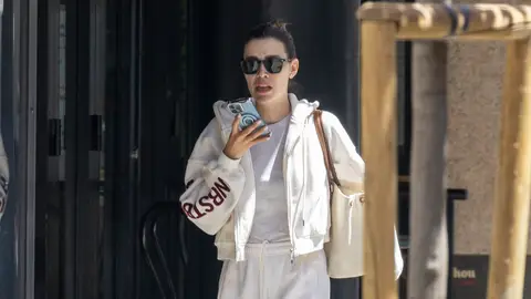 Michelle Salas grabando un audio Michelle Salas grabando un audio