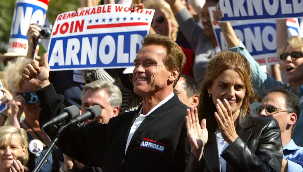 Arnold Schwarzenegger y su mujer Maria Shriver durante la campaña electoral para ser gobernador de California en 2003