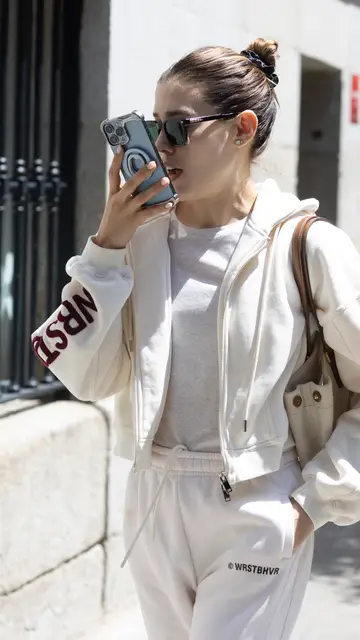 Michelle Salas hablando por el teléfono Michelle Salas hablando por el teléfono