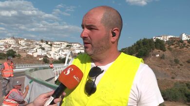 Francisco no puede dejar de trabajar por el calor: 