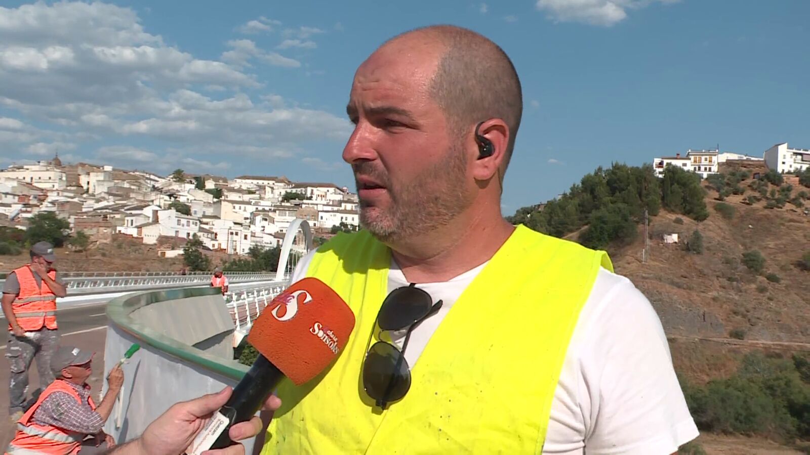 Francisco no puede dejar de trabajar por el calor: 