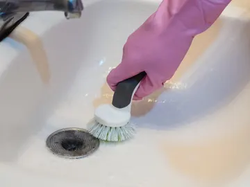 Persona limpiando sumidero Persona limpiando sumidero