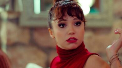 Alihan y Hakan recogen a las chicas del restaurante… ¡Por culpa de Irem! 