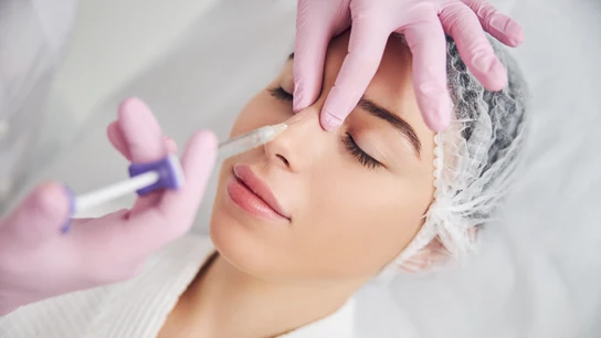 Una mujer se somete a un tratamiento facial Una mujer se somete a un tratamiento facial