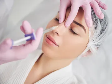 Una mujer se somete a un tratamiento facial Una mujer se somete a un tratamiento facial