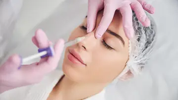 Una mujer se somete a un tratamiento facial