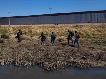 Migrantes caminando en la frontera de EEUU con México 