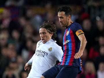 Luka Modric se enfrenta a Busquets en Copa del Rey