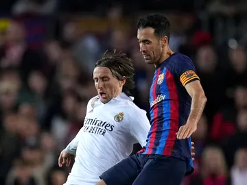 Luka Modric se enfrenta a Busquets en Copa del Rey Luka Modric se enfrenta a Busquets en Copa del Rey